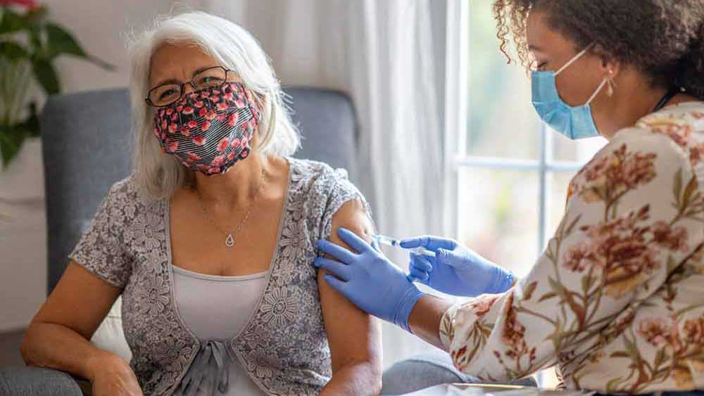 3 Best Treatments For Shingles – For The Elderly | senior getting a shingles vaccination